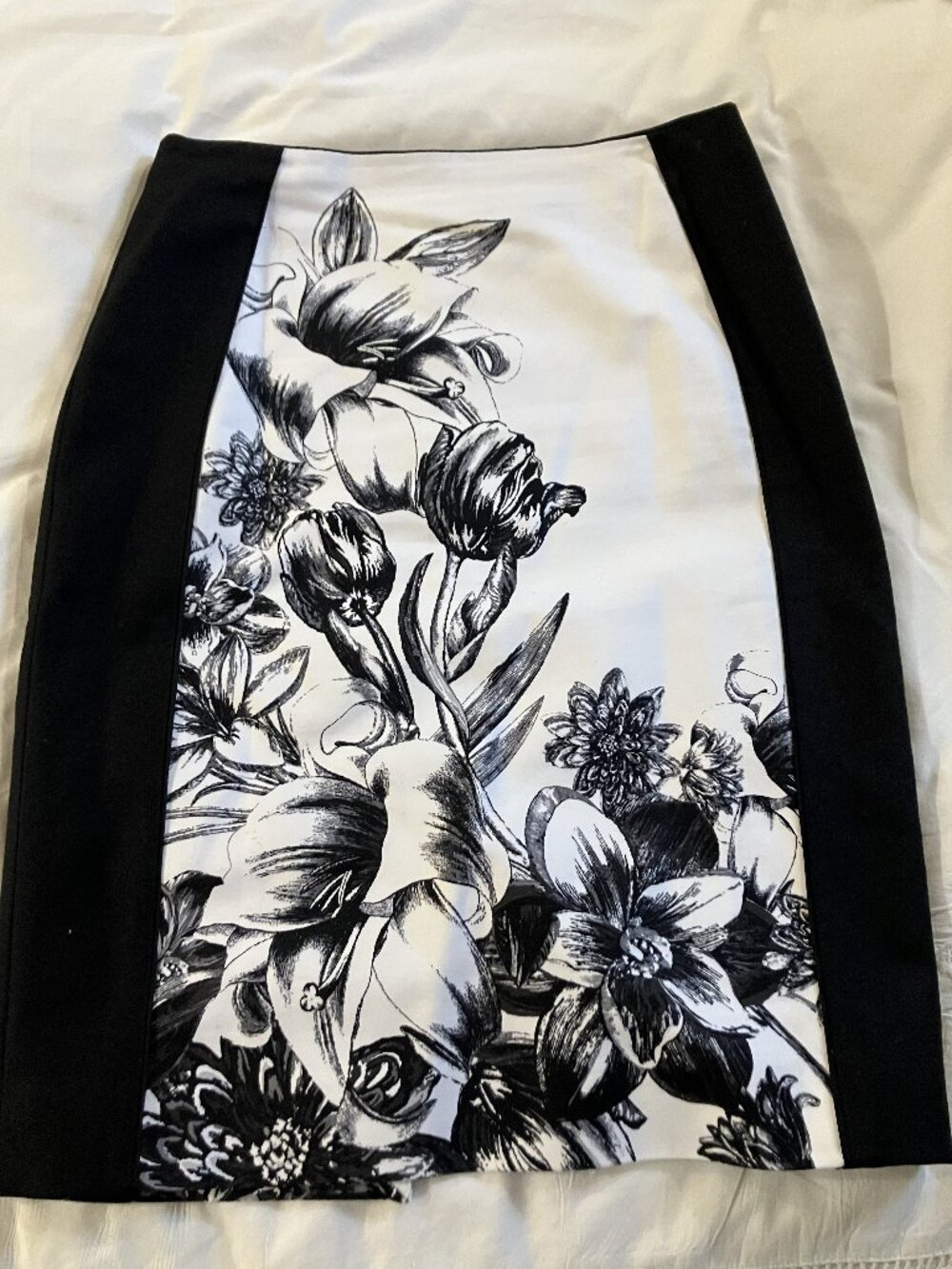 White House Black Market Black & White Floral Pencil Skirt 6P